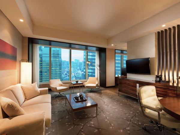 Conrad Tokyo : photo 2 de la chambre suite d'angle lits jumeaux avec vue sur la ville