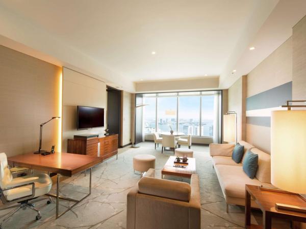 Conrad Tokyo : photo 4 de la chambre suite lit king-size de luxe - vue sur baie
