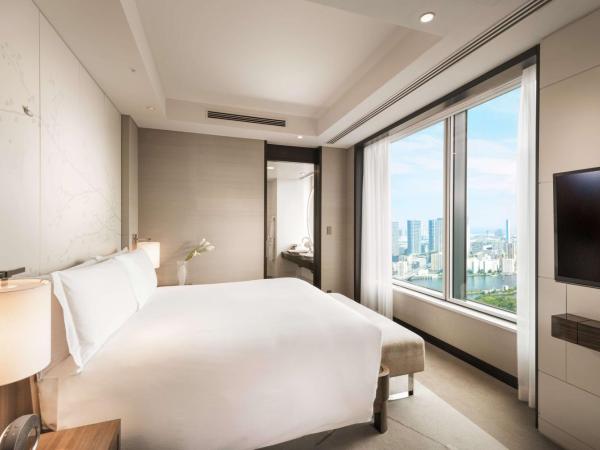 Conrad Tokyo : photo 1 de la chambre suite lit king-size de luxe - vue sur baie