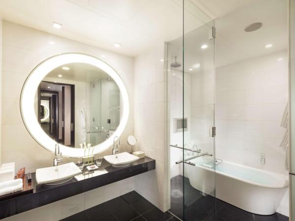 Conrad Tokyo : photo 6 de la chambre suite lit king-size - vue sur baie