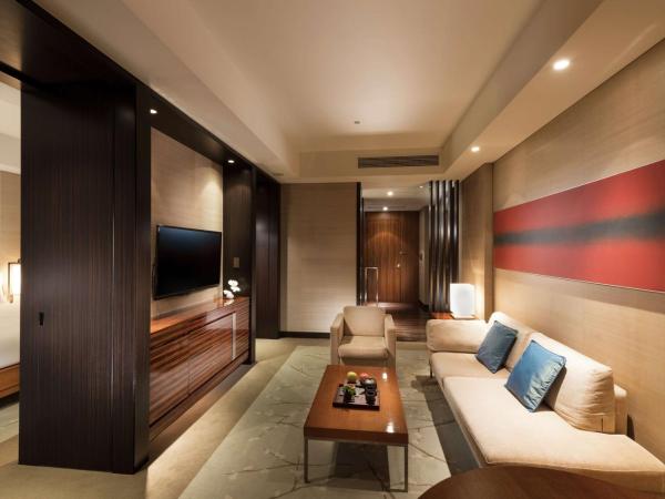 Conrad Tokyo : photo 3 de la chambre suite lit king-size - vue sur baie