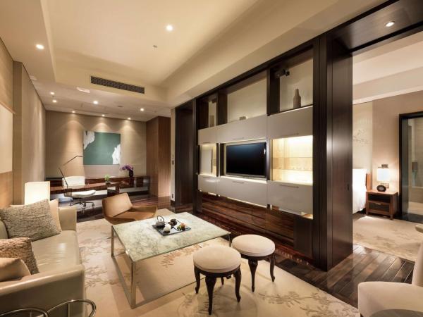 Conrad Tokyo : photo 5 de la chambre suite lit king-size de luxe - vue sur baie