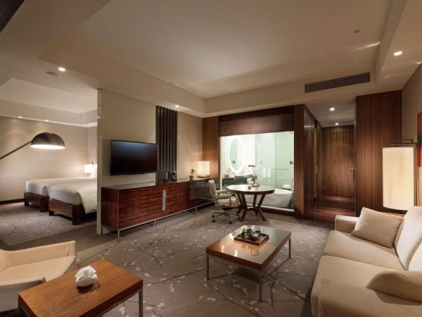 Conrad Tokyo : photo 4 de la chambre suite d'angle lits jumeaux avec vue sur la ville