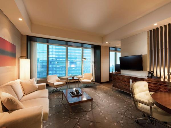 Conrad Tokyo : photo 6 de la chambre suite d'angle lits jumeaux avec vue sur la ville