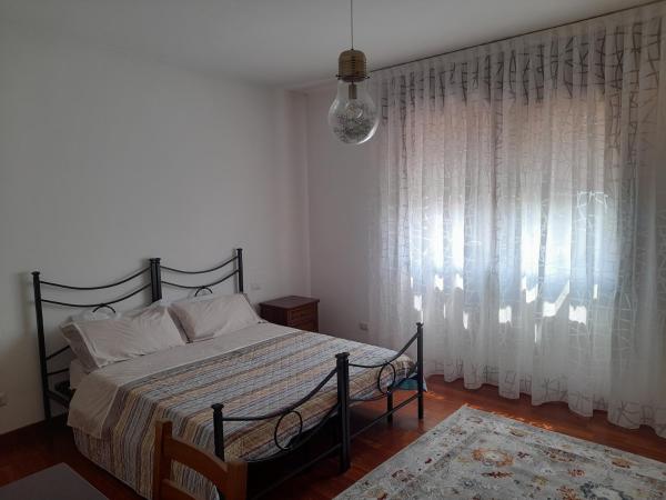 Tolle : photo 1 de la chambre chambre double ou lits jumeaux avec salle de bains commune
