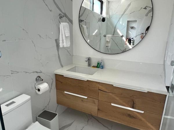 Contemporary Home within Walking distance to Santa Monica Beach : photo 8 de la chambre studio in the back