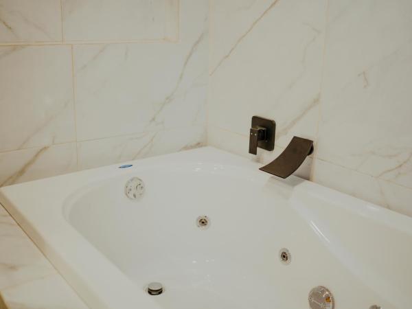 ArcoSodi Hotel Boutique : photo 4 de la chambre suite lit king-size avec baignoire spa