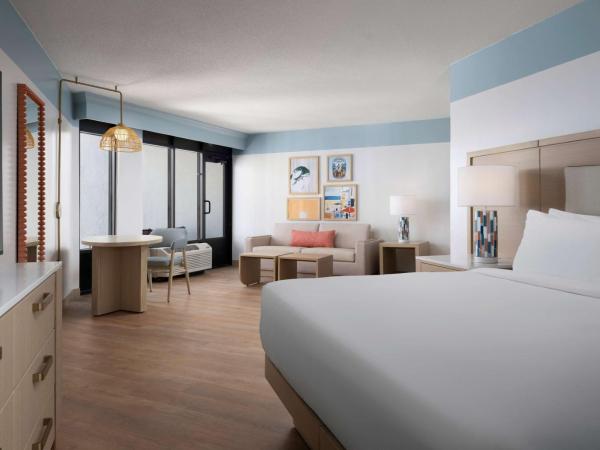 The Ellie Beach Resort Myrtle Beach, Tapestry By Hilton : photo 1 de la chambre suite junior lit king-size avec coin salon