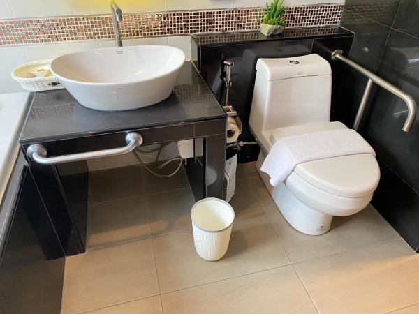 Hotel De Wualai-SHA Extra Plus : photo 8 de la chambre chambre lit king-size avec douche accessible en fauteuil roulant - adaptée aux personnes à mobilité réduite