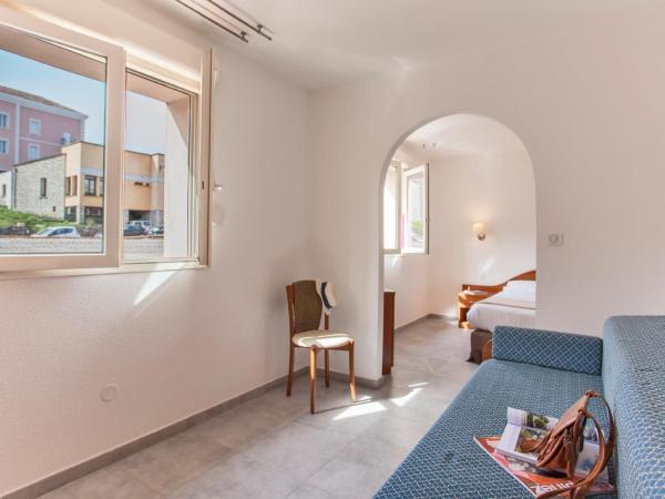 Le Neptune & Spa : photo 1 de la chambre chambre triple - vue sur ville