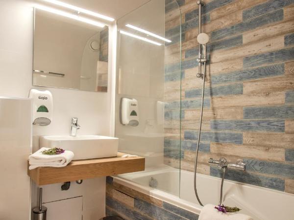 Le Neptune & Spa : photo 3 de la chambre chambre triple - vue sur ville