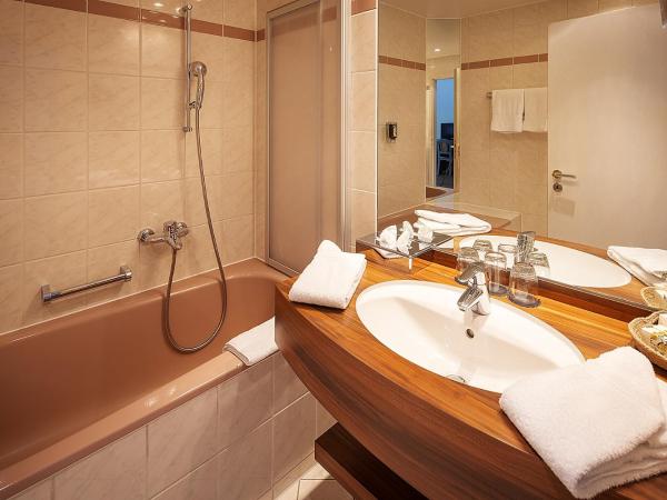 Hotel Bodmi : photo 9 de la chambre chambre familiale - vue sur cour