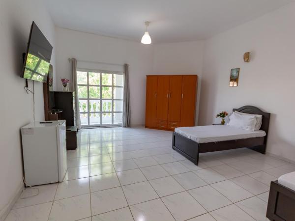 Comfortable Private Rooms in Compound Housing : photo 2 de la chambre chambre double ou lits jumeaux avec salle de bains commune