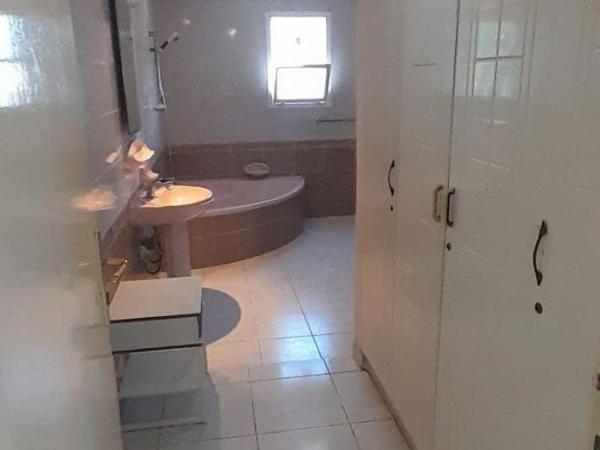 Comfortable Private Rooms in Compound Housing : photo 5 de la chambre chambre double avec salle de bains privative