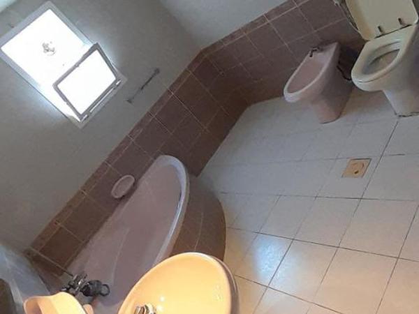 Comfortable Private Rooms in Compound Housing : photo 4 de la chambre chambre double avec salle de bains privative