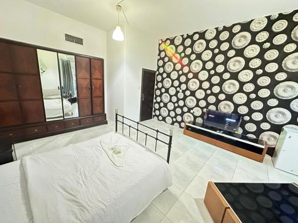 Comfortable Private Rooms in Compound Housing : photo 4 de la chambre chambre lit queen-size avec salle de bains commune