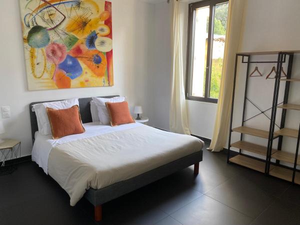Hotel La Cigale : photo 1 de la chambre chambre lit king-size - vue sur jardin