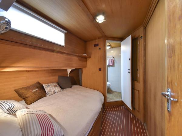 Ship Dolin - with view to Zadar Old town : photo 1 de la chambre chambre double avec salle de bains privative