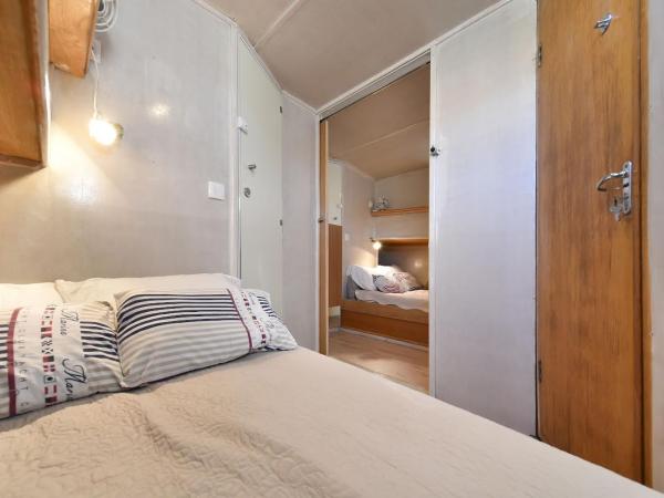 Ship Dolin - with view to Zadar Old town : photo 2 de la chambre chambre double avec salle de bains privative