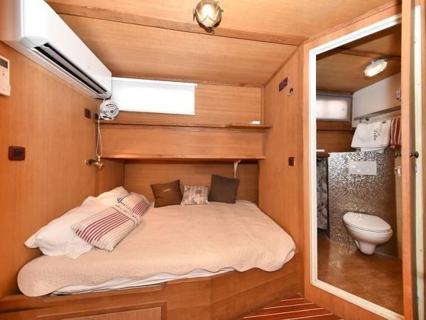 Ship Dolin - with view to Zadar Old town : photo 4 de la chambre chambre double avec salle de bains privative