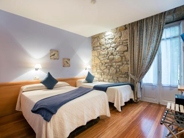 Pensión Nuevas Artes : photo 10 de la chambre chambre triple avec balcon