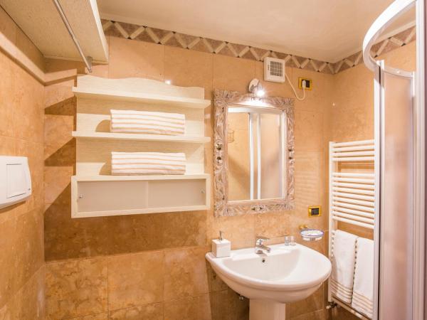 Corte Realdi Suites Piazza Erbe : photo 8 de la chambre appartement supérieur avec balcon en duplex - vue sur ville