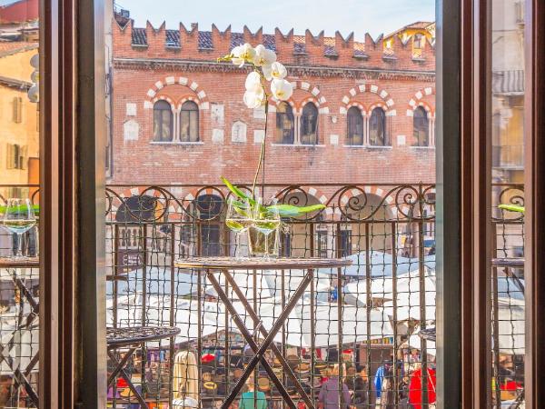 Corte Realdi Suites Piazza Erbe : photo 5 de la chambre appartement supérieur avec balcon en duplex - vue sur ville