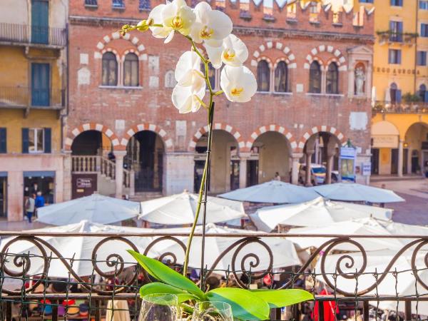 Corte Realdi Suites Piazza Erbe : photo 10 de la chambre appartement supérieur avec balcon en duplex - vue sur ville