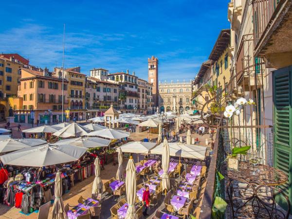 Corte Realdi Suites Piazza Erbe : photo 2 de la chambre appartement supérieur avec balcon en duplex - vue sur ville