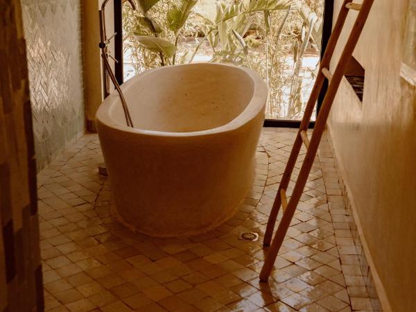 Aarabian lodge : photo 7 de la chambre chambre double deluxe avec baignoire