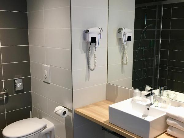 Brit Hotel Martigues Nord : photo 5 de la chambre chambre triple deluxe