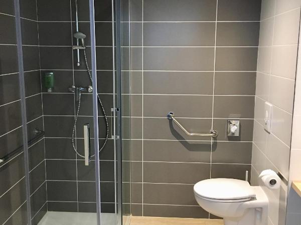 Brit Hotel Martigues Nord : photo 4 de la chambre chambre triple deluxe