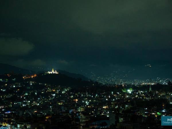 Drishya Hotel : photo 10 de la chambre deluxe twins room with mountain and city view
