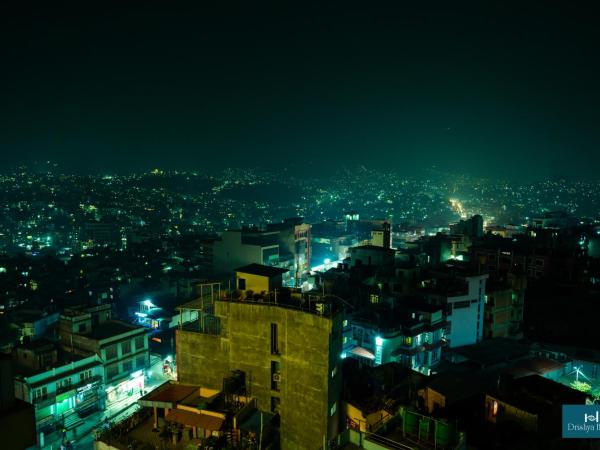 Drishya Hotel : photo 5 de la chambre deluxe triple or family room with mountain and city view