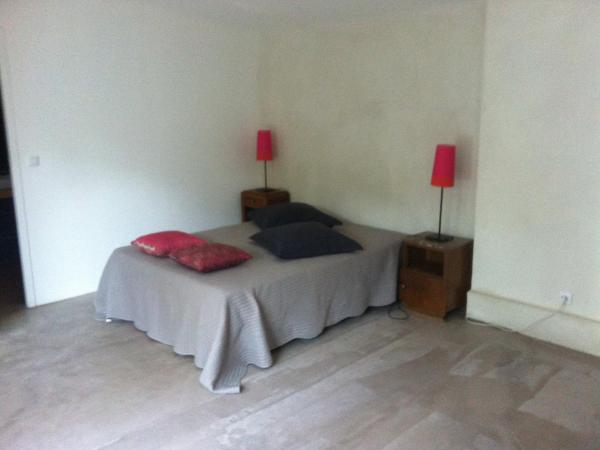 Du Coté de Chez Soi : photo 6 de la chambre chambre lit queen-size - vue sur jardin