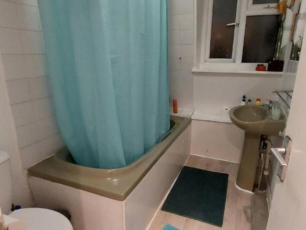 St Pancras Private Rooms : photo 6 de la chambre chambre quadruple Économique avec salle de bains commune