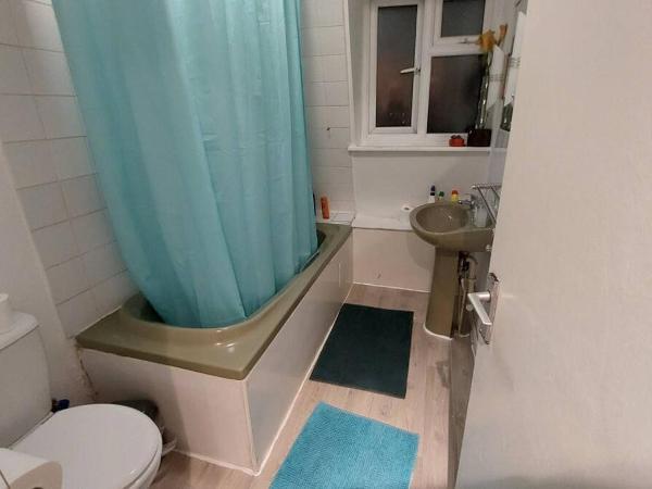 St Pancras Private Rooms : photo 1 de la chambre chambre triple basique avec salle de bains commune