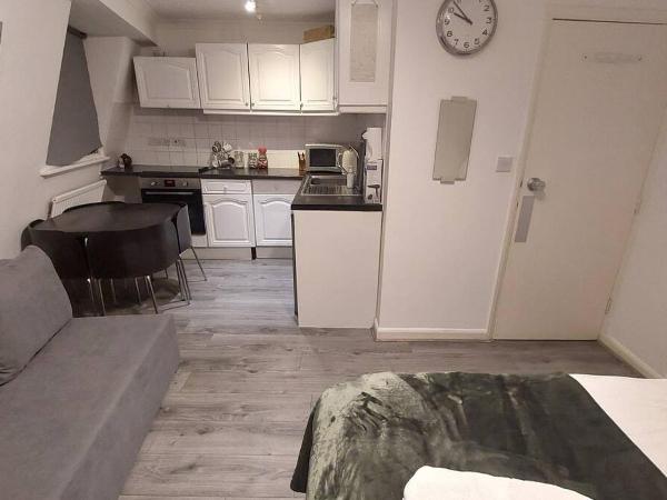 St Pancras Private Rooms : photo 3 de la chambre chambre triple basique avec salle de bains commune