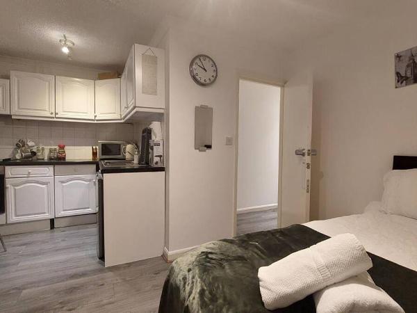 St Pancras Private Rooms : photo 6 de la chambre chambre triple basique avec salle de bains commune