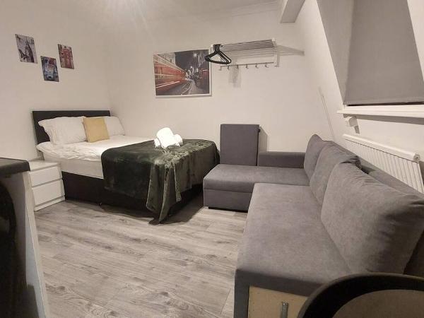 St Pancras Private Rooms : photo 9 de la chambre chambre triple basique avec salle de bains commune