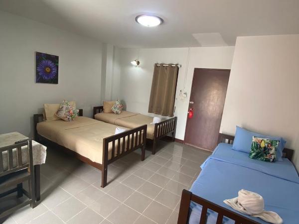 Jenny Hostel HuaHin : photo 2 de la chambre chambre triple avec salle de bains privative