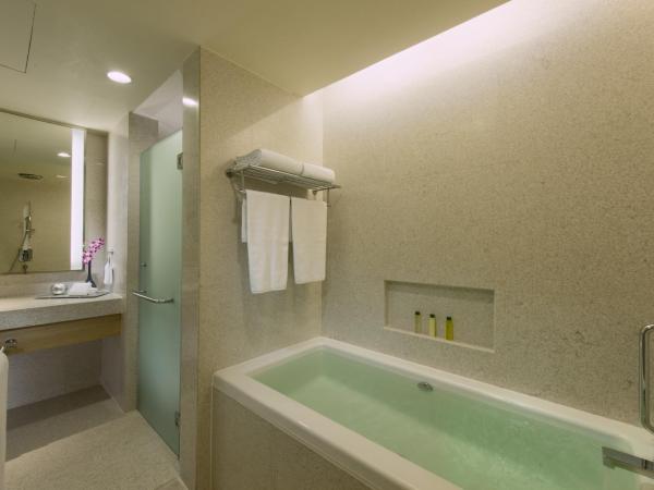 DoubleTree By Hilton Kuala Lumpur : photo 7 de la chambre suite deluxe avec lit king-size
