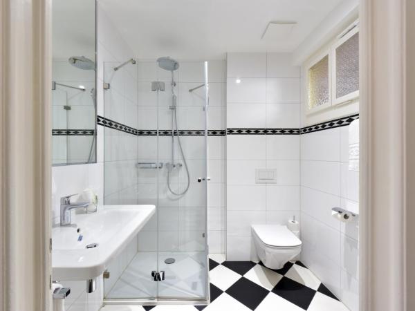 J5 Hotels Helvetie & La Brasserie : photo 10 de la chambre chambre double ou lits jumeaux