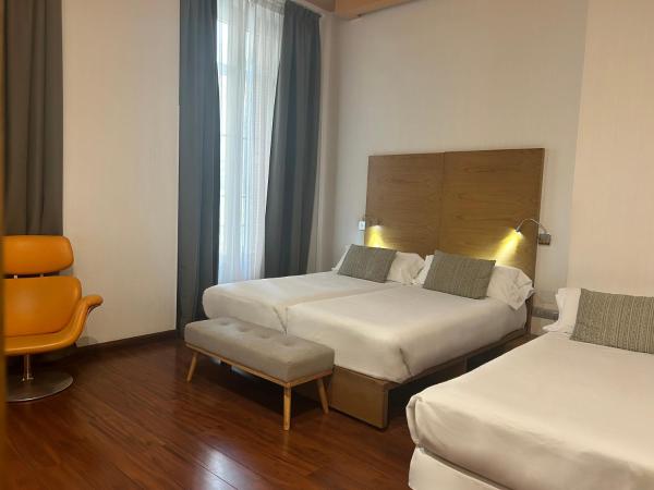 Petit Palace Plaza Málaga : photo 1 de la chambre chambre quadruple supérieure