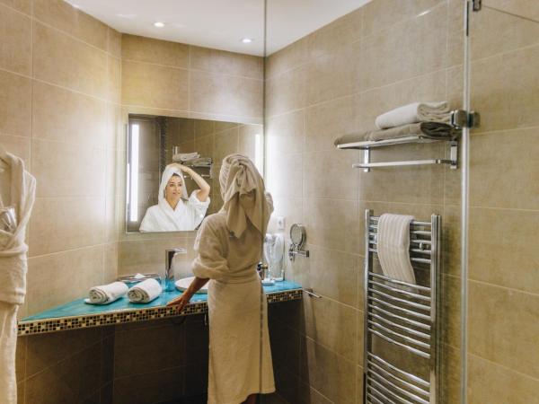 Hôtel Liberata & Spa : photo 3 de la chambre chambre familiale triple - vue sur mer