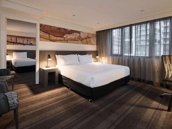 Rydges World Square : photo 1 de la chambre chambre familiale