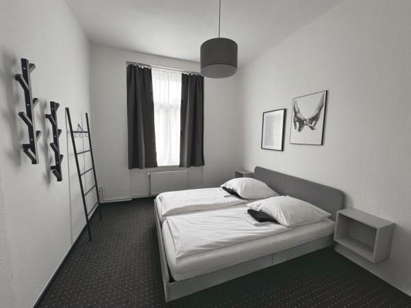 Hotel AVAlex : photo 9 de la chambre chambre double Économique avec salle de bains commune