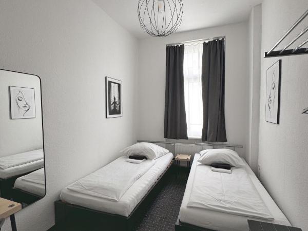 Hotel AVAlex : photo 8 de la chambre chambre double Économique avec salle de bains commune