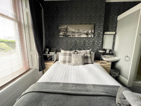 Vaila Guest House : photo 4 de la chambre petite chambre double avec douche et toilettes communes