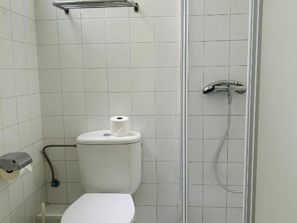 Central and Basic Universitat HOSTEL : photo 5 de la chambre chambre lits jumeaux avec salle de bains privative